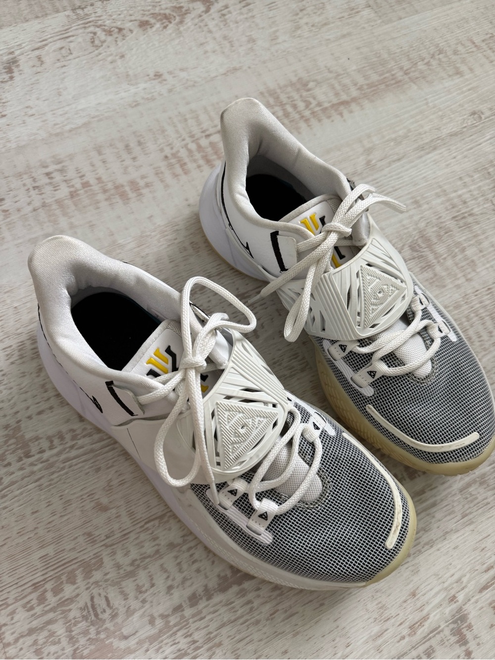 Nike Kyrie Low 3 “Eclipse” Men’s Basketball Shoe